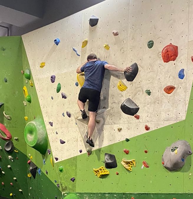 Cedric Bovar bouldering indoors